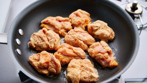 Pan-frying kinako chicken.