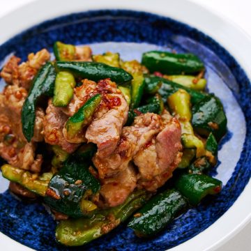 Smashed cucumbers stir-fried with cucumbers and spicy garlic chili paste.