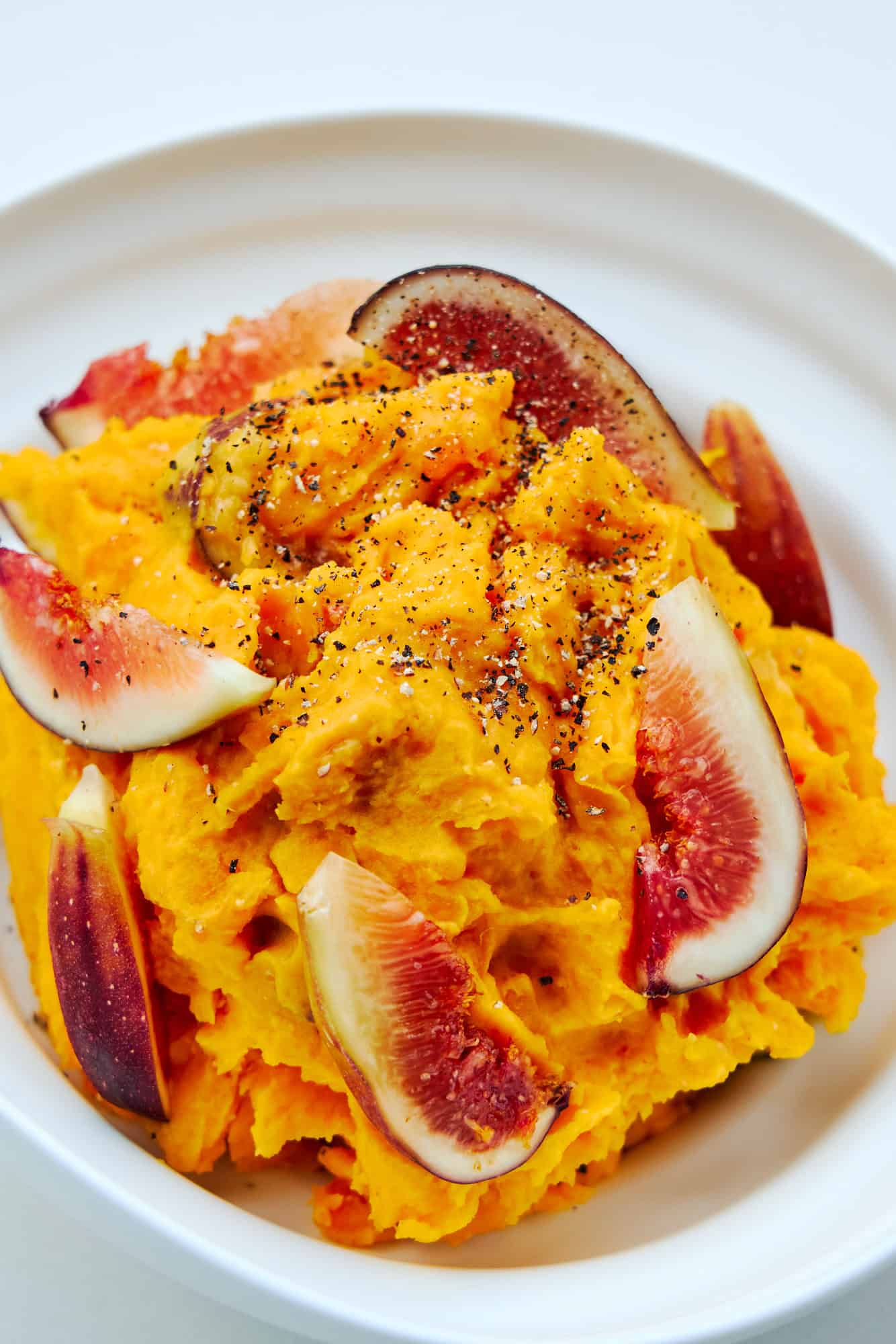 Delicious autumn salad made with kabocha and figs mixed with cream cheese and nutty miso.
