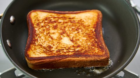 Toasted bread makes a soft and crunchy base for the apples.