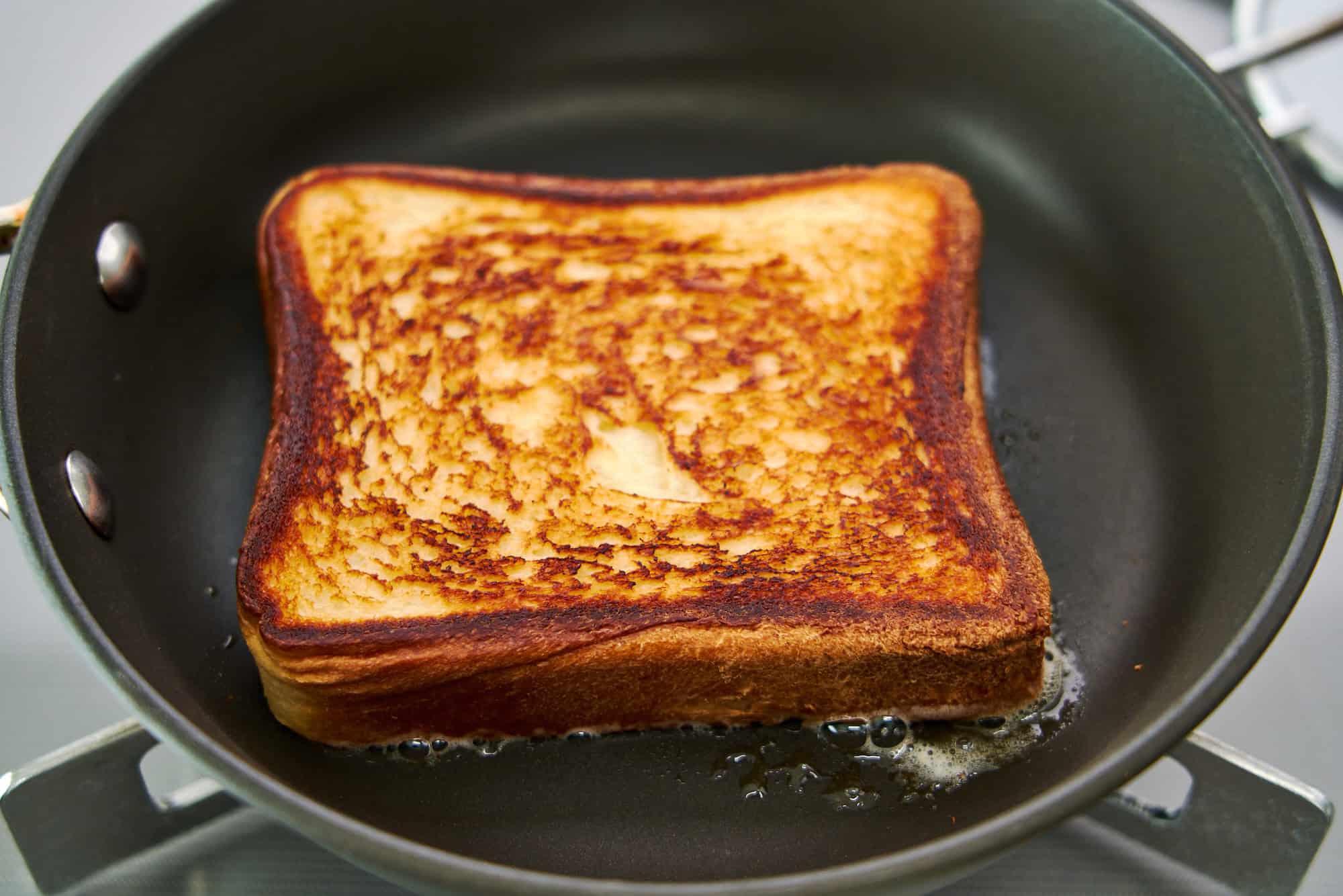 Toasted bread makes a soft and crunchy base for the apples.