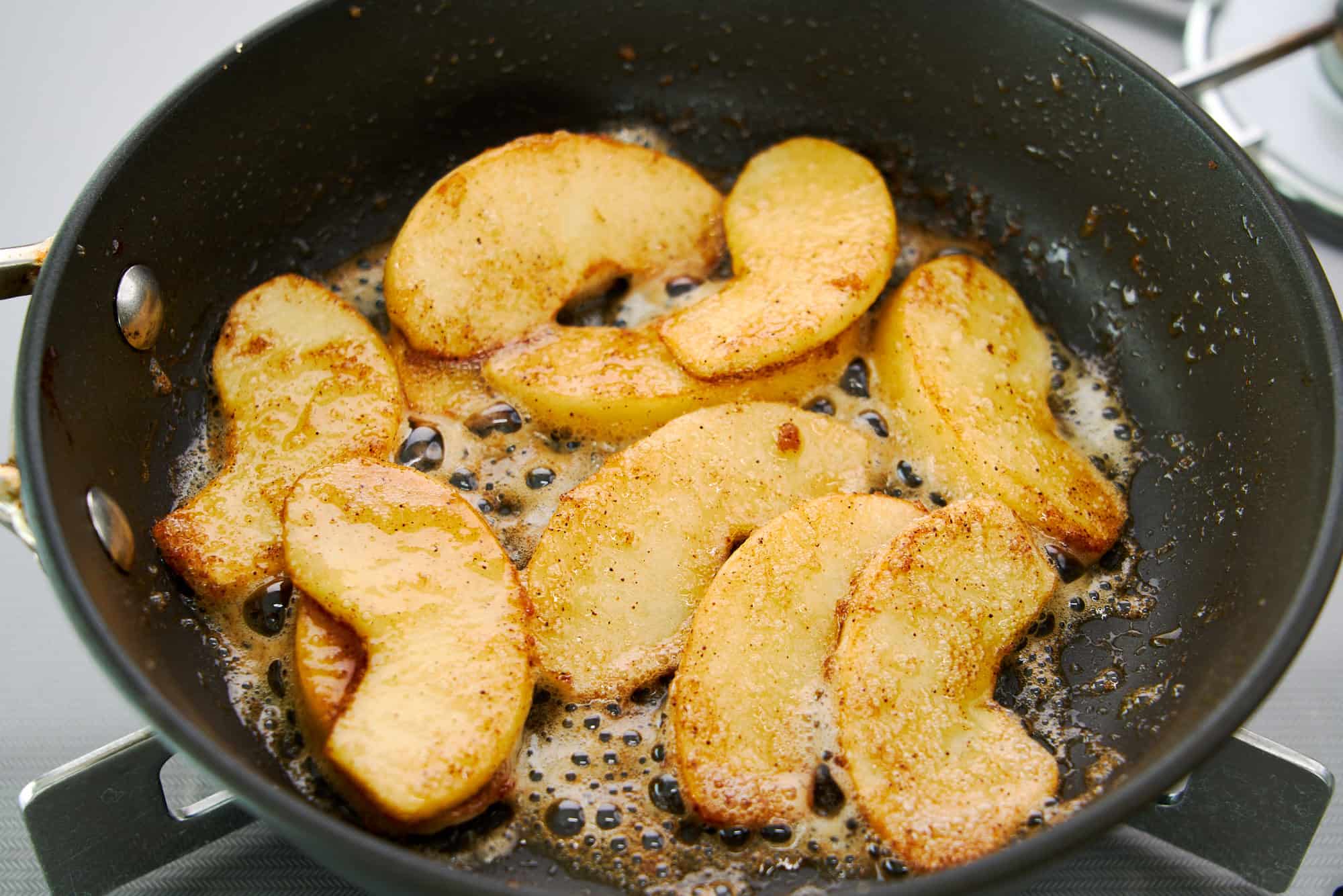 Frying the apples in caramelized sugar.