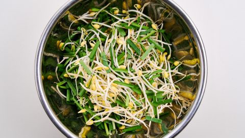 Mixing the soybean sprouts and garlic chives.