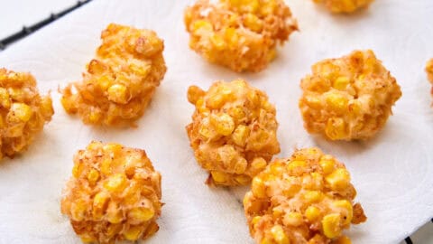 Draining the fried tempura.